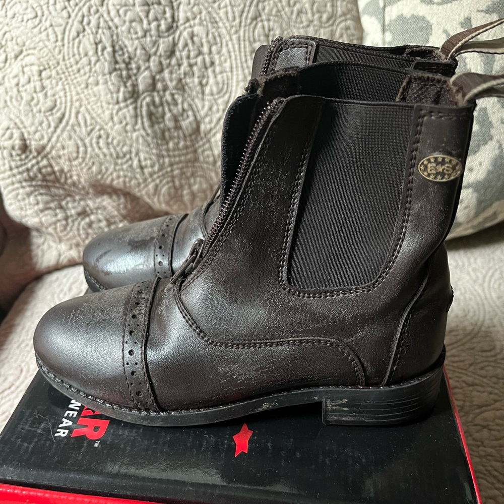 Like new kids riding boots